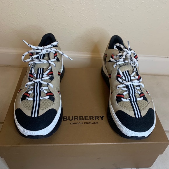 Burberry shoes - Picture 4 of 9
